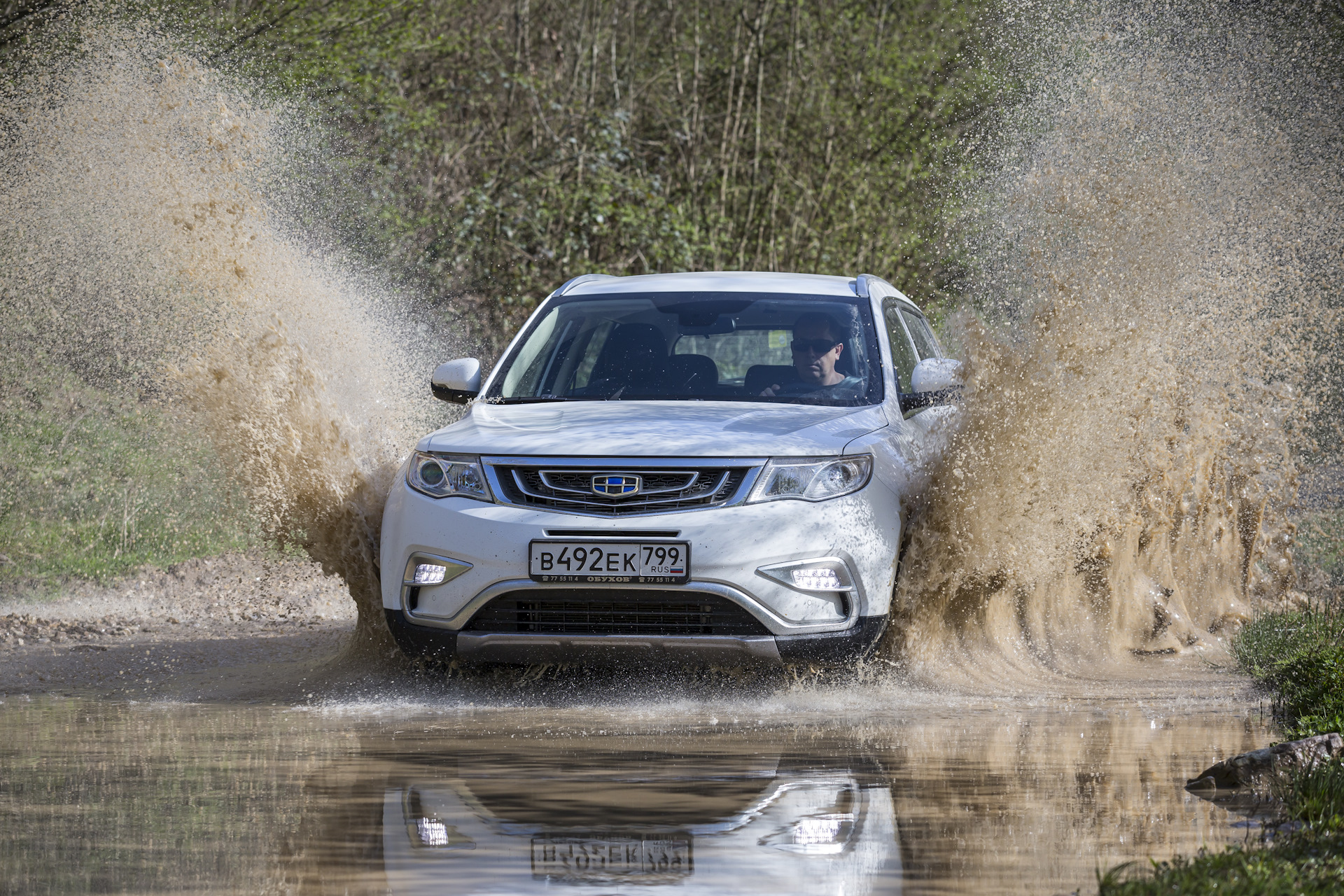 Geely atlas полный привод обзор. Дорожный просвет Джили атлас. Застрявший Джили атлас в грязи. Джили атлас на автомойке.