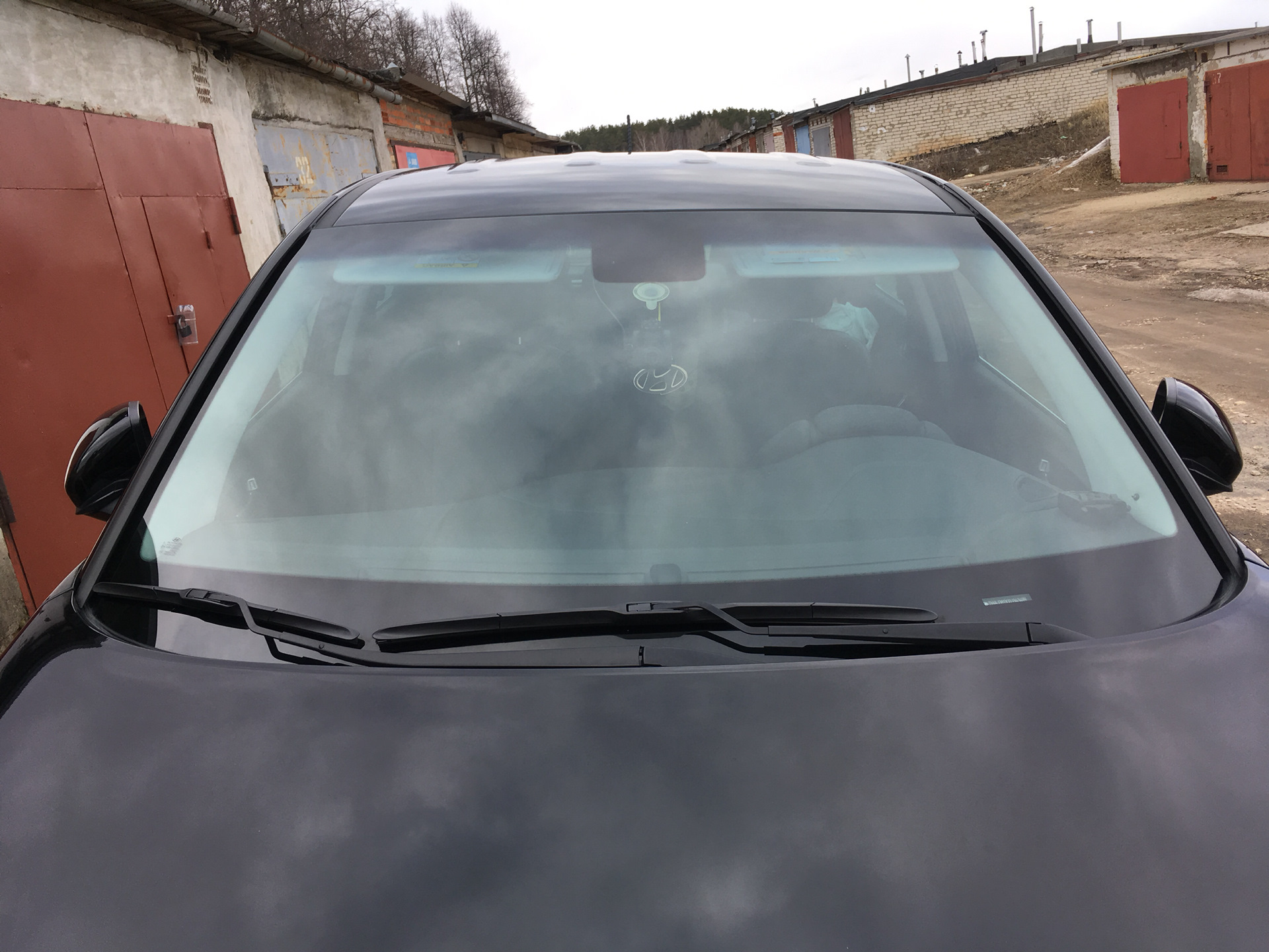 Лобовое стекло хендай туссан. Дефлектор (водосток) лобового стекла Hyundai Tucson. Лабовое стекло на Хундай Тусан 2016. Молдинг лобового стекла Хендай Туксон 2008. Хундай Туксон 2022 лобовое стекло.