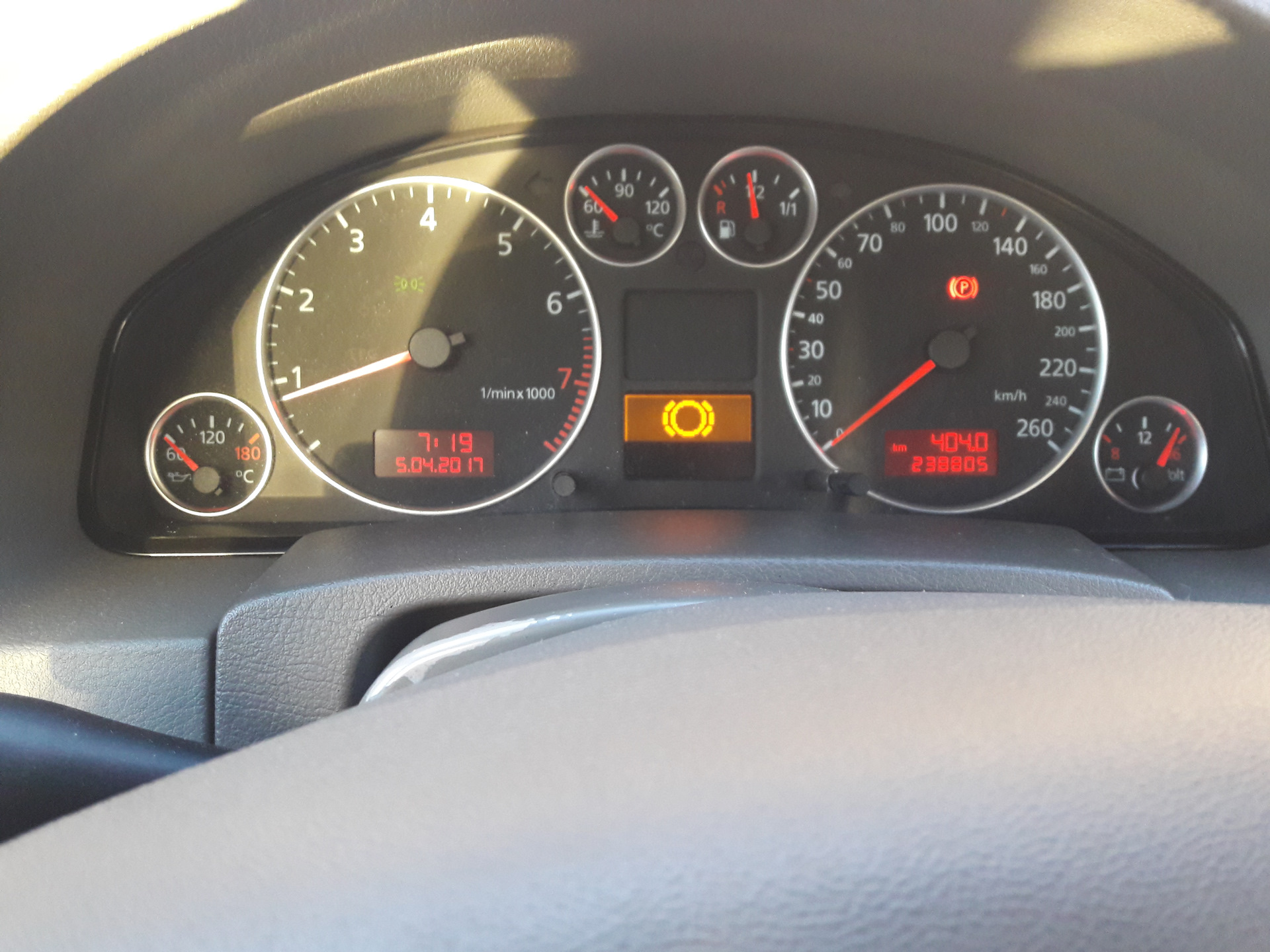 Лампа износа колодок мерседес w210. Audi a4 b7 лампа износа колодок. Ошибка тормозных колодок бмв. Датчик износа тормозных колодок на приборной панели. Ошибка колодок.