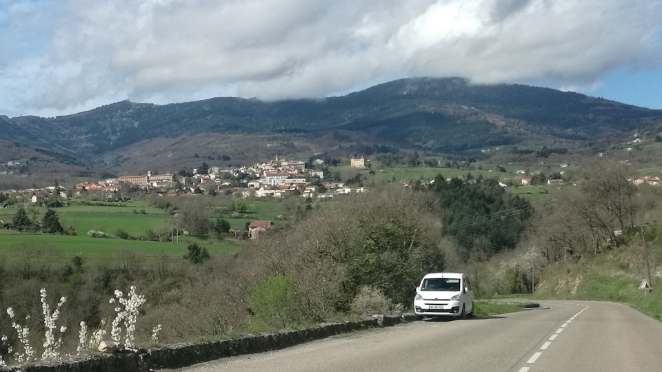 Деревня Пелюсен (Pélussin), согласно легенде основанная гонимыми христианами во II веке н.э. — Audi A4 (B9)