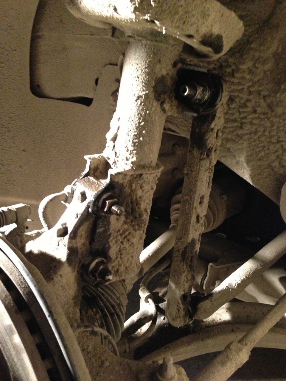 тут хорошо видно то что нужно откручивать.две гайки крепления стойки и две стабилизатора — Chevrolet Cruze (1G)