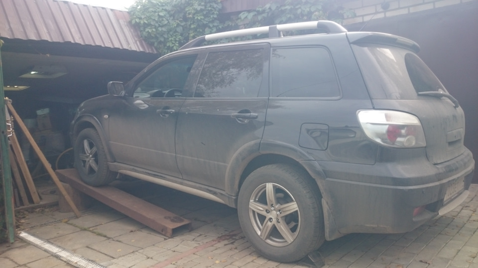 Замена масла без ямы и подъёмника — Mitsubishi Outlander (1G), 2,4 л ...