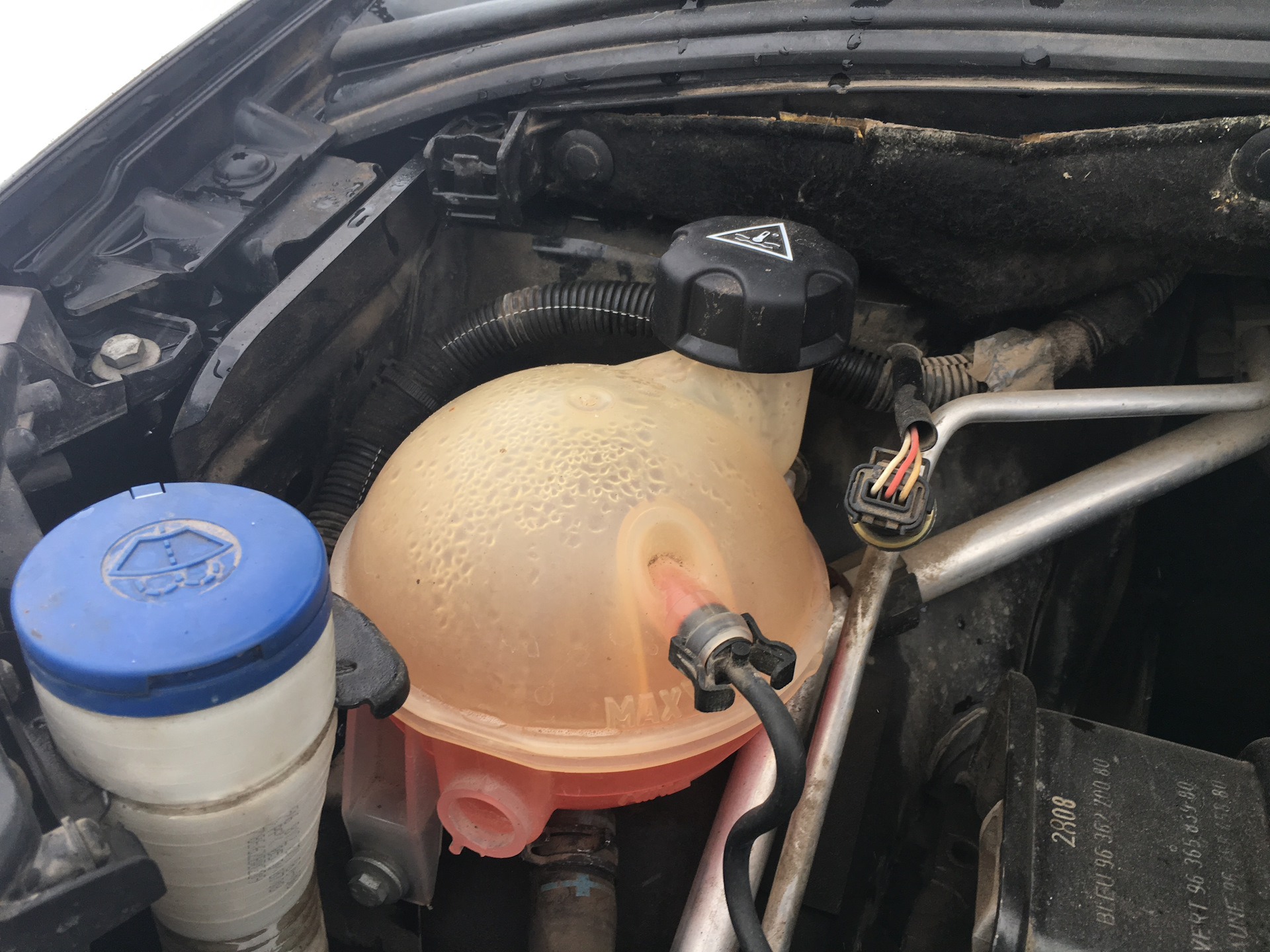 Крышка расширительного бачка — Peugeot 308 (1G), 1,6 л, 2009 года ...
