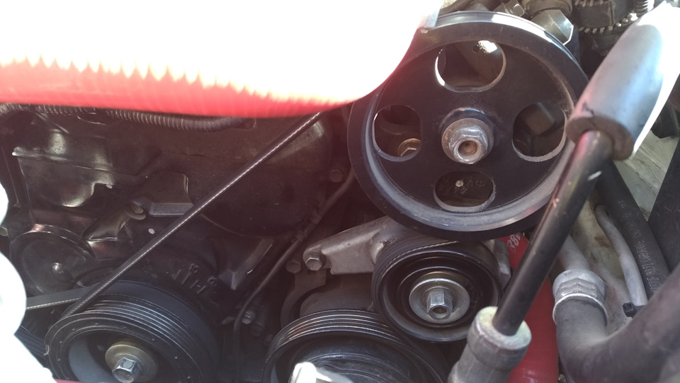 Наглядное пособие, как выглядит агрегатная зона, после установки клиновидного ремня 4РК-1220… — Toyota Altezza. Запчасти на фото: 4PK1220