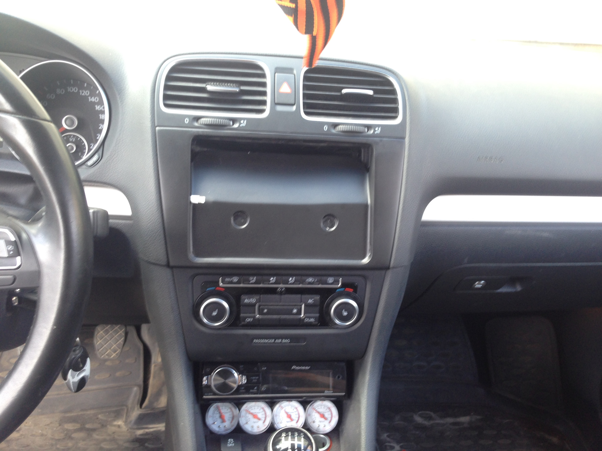 Рамка для iPad mini вместо штатной магнитолы Golf — Volkswagen Golf Mk6 ...