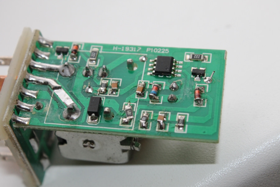 Реле 104 фольксваген за что отвечает. 8736d55s 960. Реле 104 фольксваген за что отвечает фото. Реле 104 фольксваген за что отвечает-8736d55s 960. картинка Реле 104 фольксваген за что отвечает. картинка 8736d55s 960. Volkswagen Transporter T4 — представляет 4 поколение легендарной серии «транспортер». Данная модель выпускалась в 1990, 1991, 1992, 1993, 1994, 1995, 1996, 1997, 1998, 1999, 2000, 2001, 2002 и 2003 годах с дизельными и бензиновыми двигателями с различными вариантами колесной базы: короткой и длинной, и с различной высотой крыши. Так же на T4, фольксваген продолжил линейку люксовых моделей Caravelle, California и Multivan. В нашем материале мы покажем расположение всех электронных боков управления и подробное описание назначения предохранителей и реле Фольксваген Т4 со схемами блоков в которых они находятся и их фотографиями. Отметим предохранитель отвечающий за прикуриватель. В заключении предложим для скачивания электрические схемы в формате pdf. Реле 104 фольксваген за что отвечает. 8736d55s 960. Реле 104 фольксваген за что отвечает фото. Реле 104 фольксваген за что отвечает-8736d55s 960. картинка Реле 104 фольксваген за что отвечает. картинка 8736d55s 960. Volkswagen Transporter T4 — представляет 4 поколение легендарной серии «транспортер». Данная модель выпускалась в 1990, 1991, 1992, 1993, 1994, 1995, 1996, 1997, 1998, 1999, 2000, 2001, 2002 и 2003 годах с дизельными и бензиновыми двигателями с различными вариантами колесной базы: короткой и длинной, и с различной высотой крыши. Так же на T4, фольксваген продолжил линейку люксовых моделей Caravelle, California и Multivan. В нашем материале мы покажем расположение всех электронных боков управления и подробное описание назначения предохранителей и реле Фольксваген Т4 со схемами блоков в которых они находятся и их фотографиями. Отметим предохранитель отвечающий за прикуриватель. В заключении предложим для скачивания электрические схемы в формате pdf.