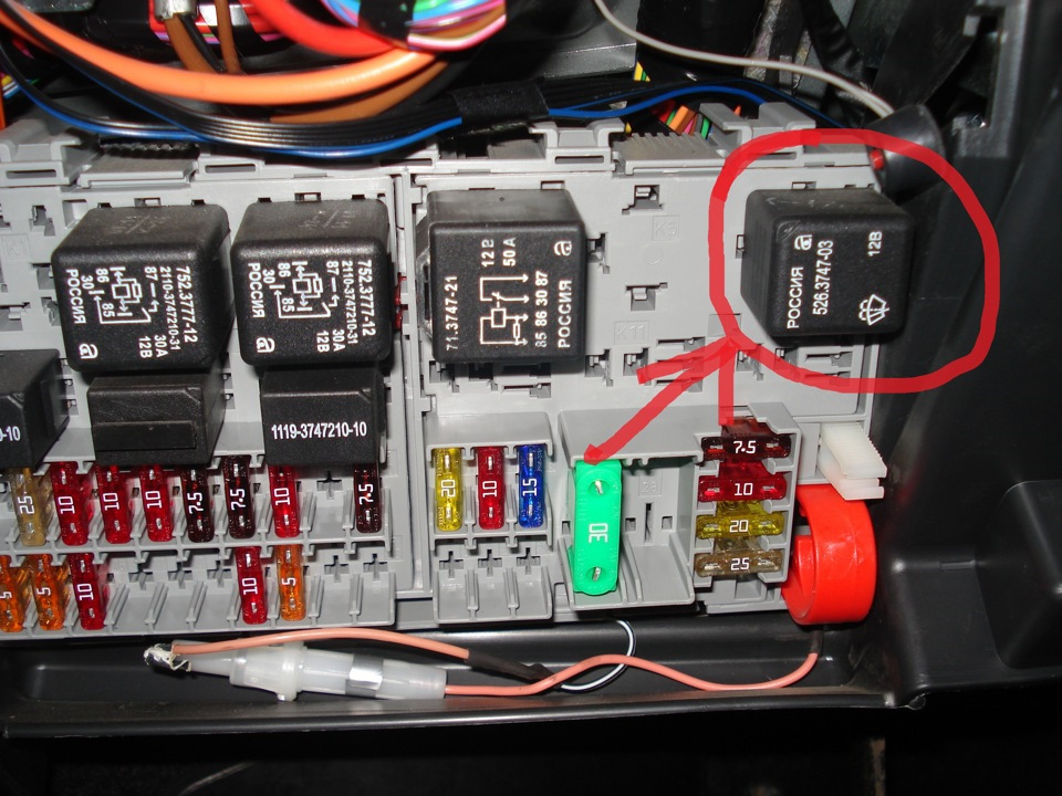 Какое реле отвечает за. Приора 2170 реле дворников. Реле дворников Приора 2. Лада Приора предохранитель стеклоочистителя. Реле стеклоподъемников Лада Приора.