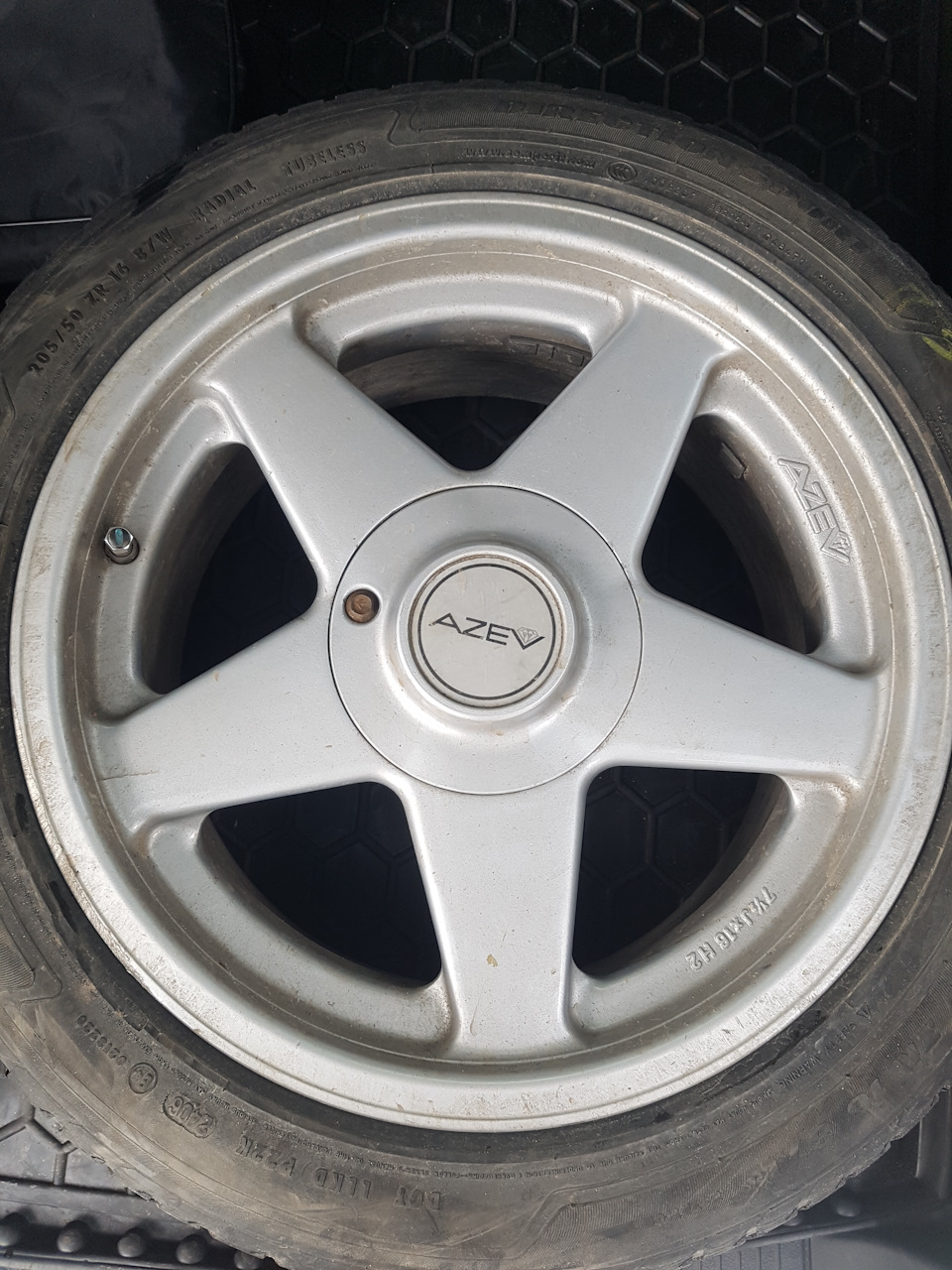 один тапок — Москвич 2141