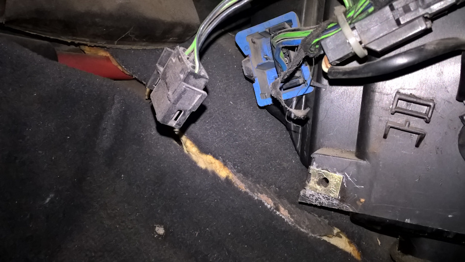 Заменил резистор печки — BMW 5 series (E34), 2,5 л, 1995 года | своими ...