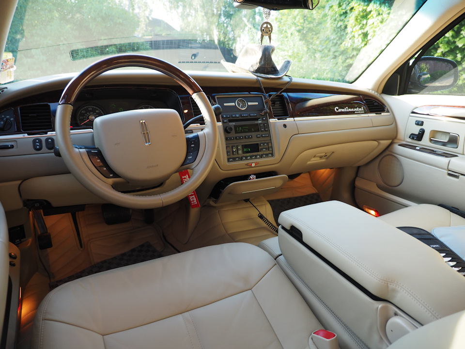 Personal Lounge — Lincoln Town Car III
