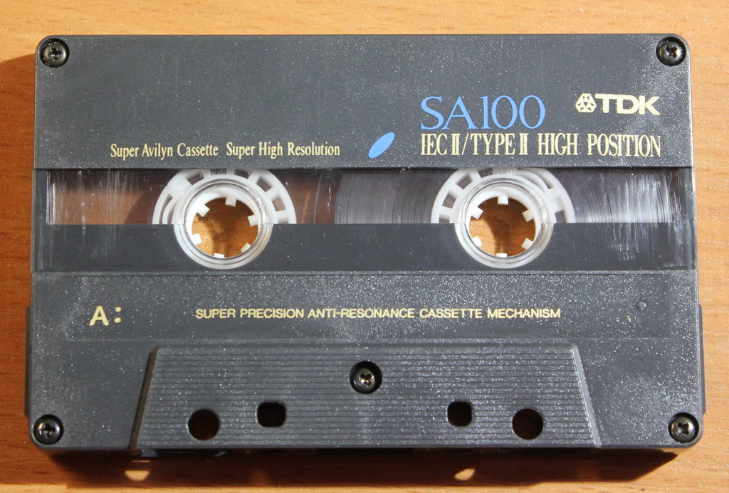 Кассета ель. Кассета для магнитофона Nirvana Gold 2. Кассеты для магнитофона 2000. Две кассеты. Аудиокассеты 2 типа.
