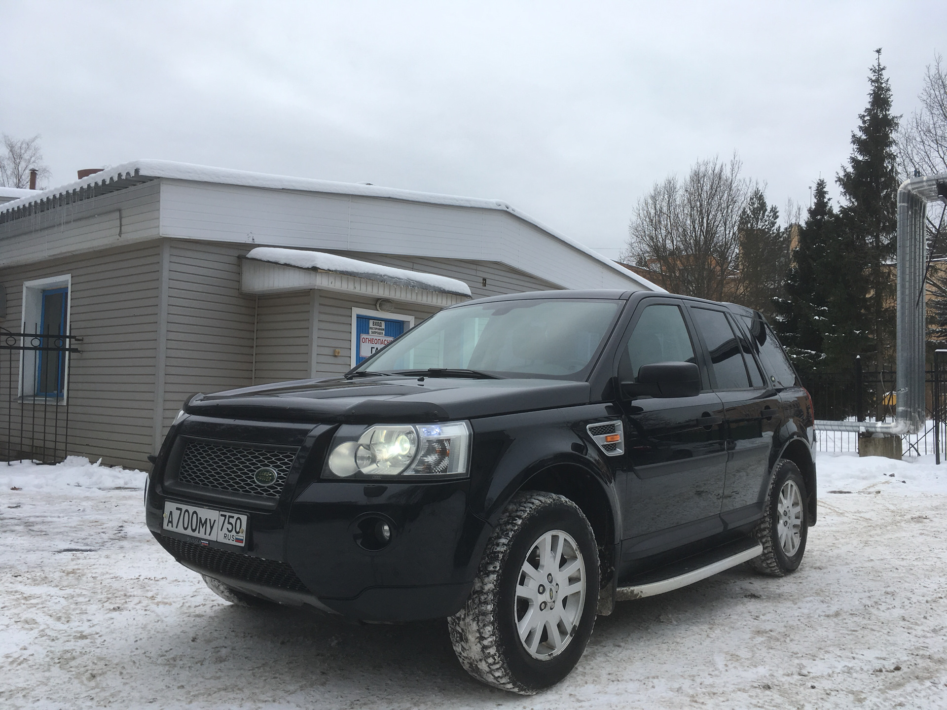 Фрилендер 2 черный. Freelander 3. Пластик в черный Freelander 2. Land Rover Freelander 2007 красный рамка номер.