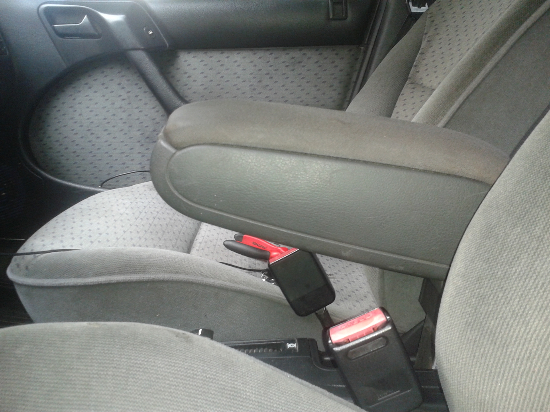 как снять подлокотник водительского сиденья. подлокотник harrier xu60. крепление подлокотника форд фьюжн. подлокотник форд фьюжн 1. как снять подлокотник водительского сиденья.