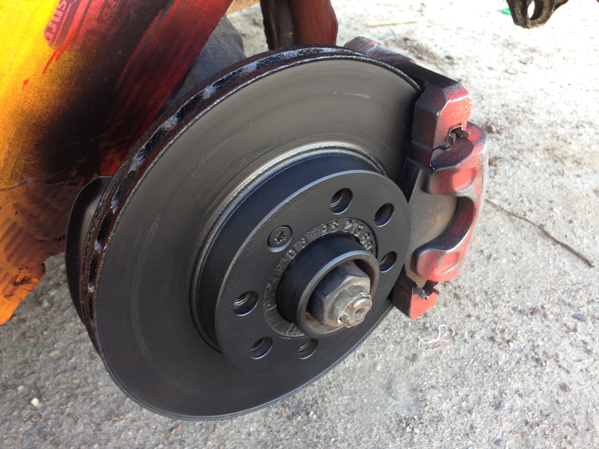 Краска для суппортов термостойкая хром. Покраска суппортов на е53. Красные тормозные барабаны. Покраска тормозных барабанов и суппортов. Покраска суппортов бронза.