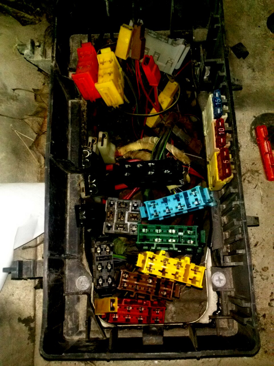 Дополнительная колодка реле — Audi 100 (C3)