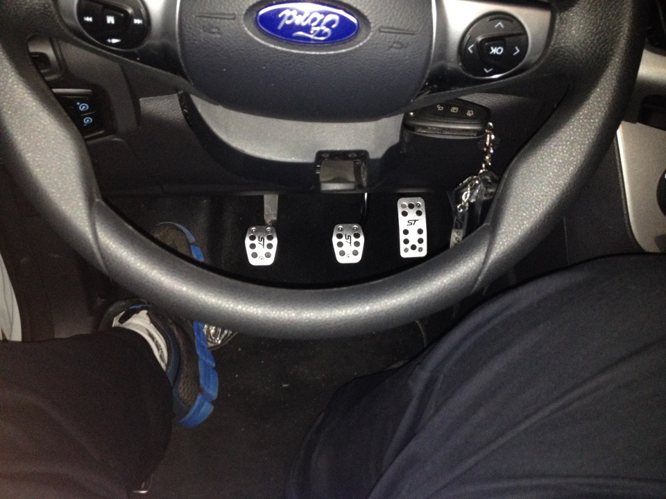 Фокус механика. Ford Focus 3 механика педали. Форд фокус педали расположение. Расположения педалей на механике Форд фокус механика. Расположения педалей на механике Форд фокус механика 2012.