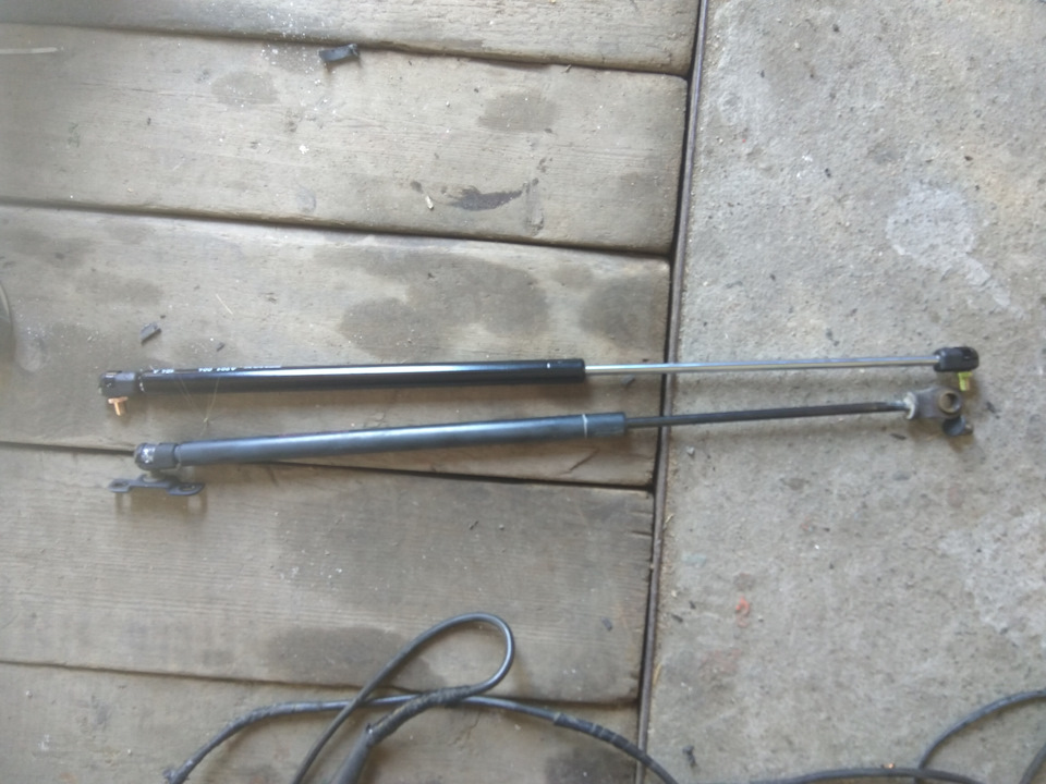 Меняем амортизаторы багажника — Toyota Celica (200), 2 л, 1998 года ...