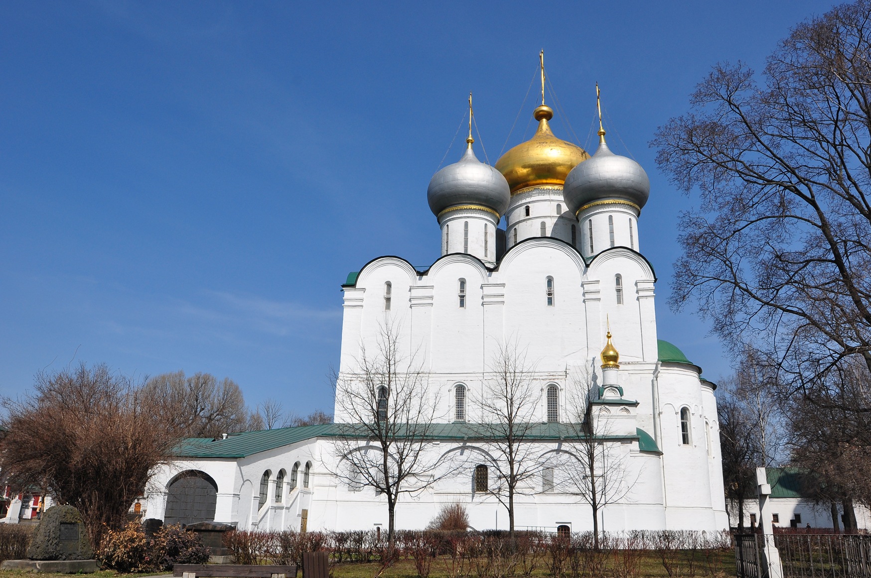 Сквер у новодевичьего монастыря фото