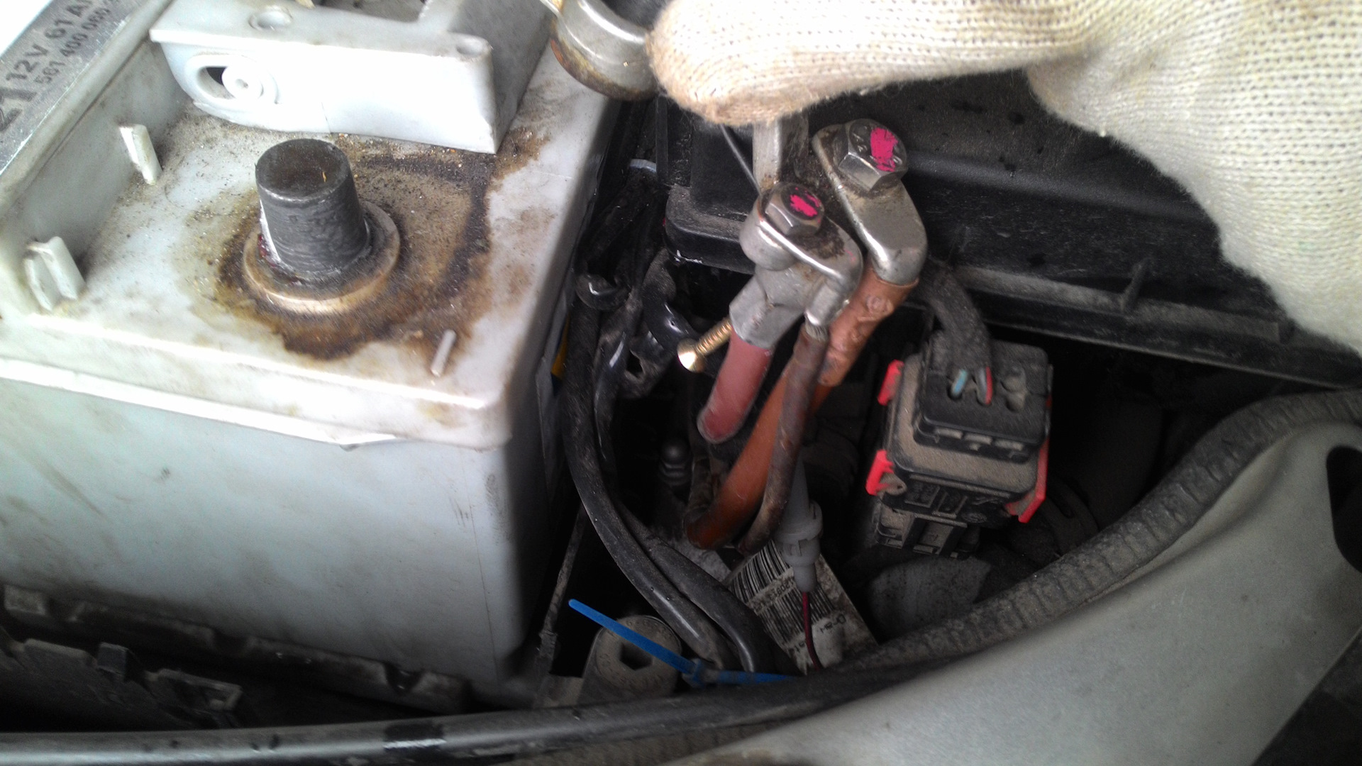 Почему падает зарядка аккумулятора. Opel Astra h 1.6 аккумулятор. Зарядка для авто Opel Astra.
