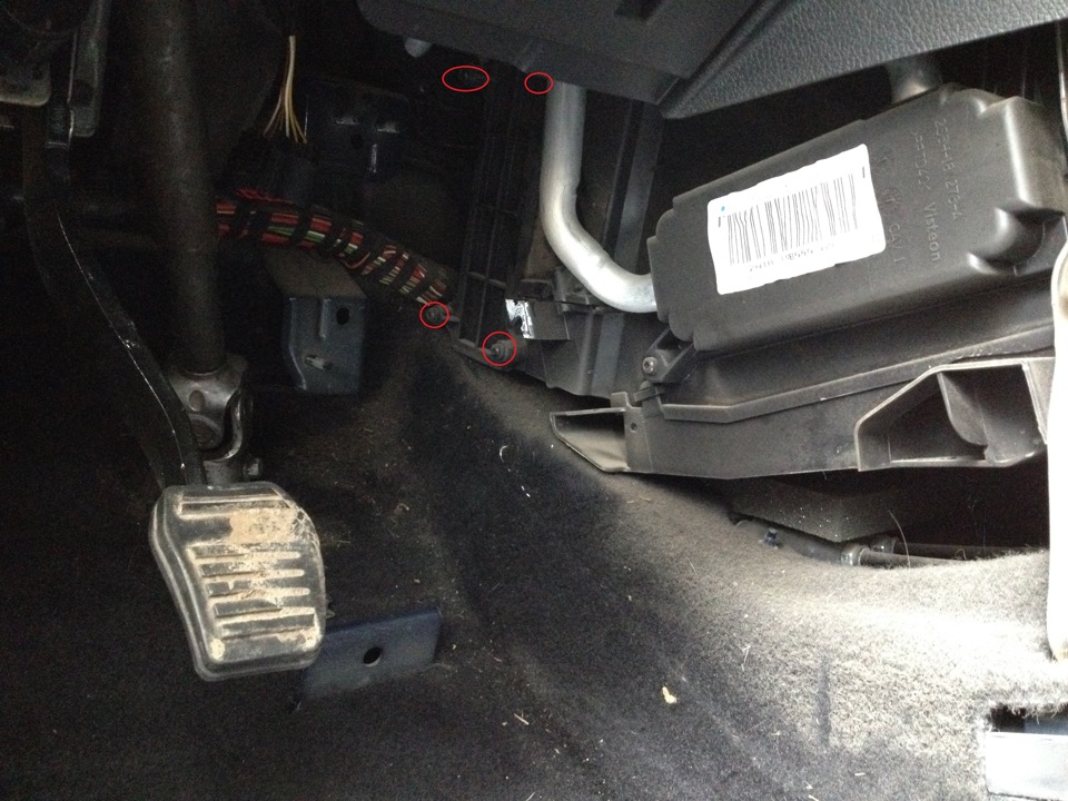 Замена салонного фильтра — Ford Fusion, 1,6 л, 2008 года | расходники ...