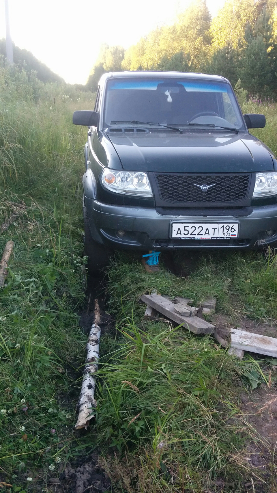 все сели сели по самое не балуй, в багажнике не лопаты не топора только домкрат и пару досочек. Решили вернутся до того места где березки в колее видели. закрыли машину и пошлепали оба ы шортах сланцах, минут 50 мы тоскали эти бревна нашли еще несколько досочек, камушков пригодятся говорю — УАЗ Patriot