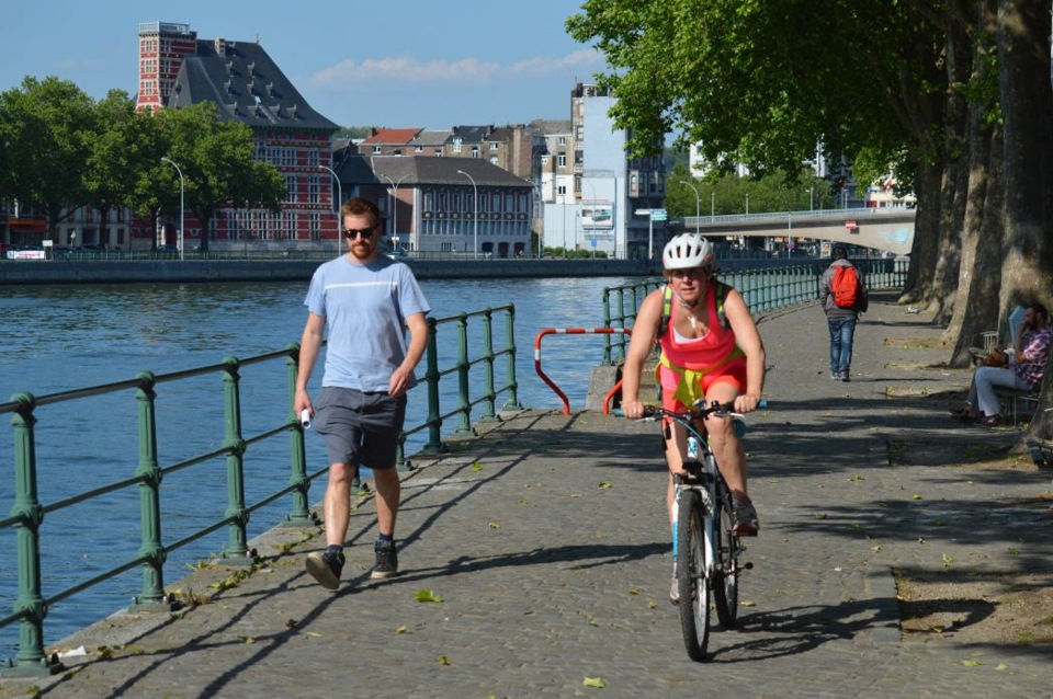 Возвращаясь домой сегодня по набережной, вдруг встретил двух друзей ...