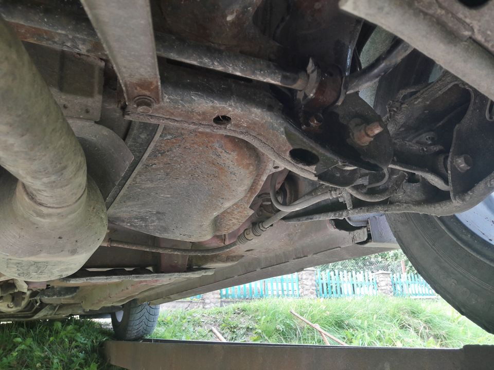 Покраска серебрянкой глушителя, замена задних втулок стабилизатора ...