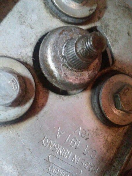 Залипают дворники на ниве. 87aaa3cs 960. Залипают дворники на ниве фото. Залипают дворники на ниве-87aaa3cs 960. картинка Залипают дворники на ниве. картинка 87aaa3cs 960. Всем привет! Всех с новым годом! Правда новогоднее настроение у меня отсутствует, скучно трезво нг встречать!)) Опять дело было вечером, делать было нечего! Вспомнил что у меня дворники залипают. То есть чистят нормально, потом бац и на одном уровне встают и трещат, чуть подтолкнешь и они дальше чистят, это ооочень сильно раздражает! Изначально хотел купить с разбора рабочий механизм. Но вечером то скучно, делать нечего, вот и решил перебрать, смазать, может и причину найду. Механизм с машины снимается за 2 минуты.Все подвижные части фиксируются вот такими "бабочками", они легко снимаются руками.