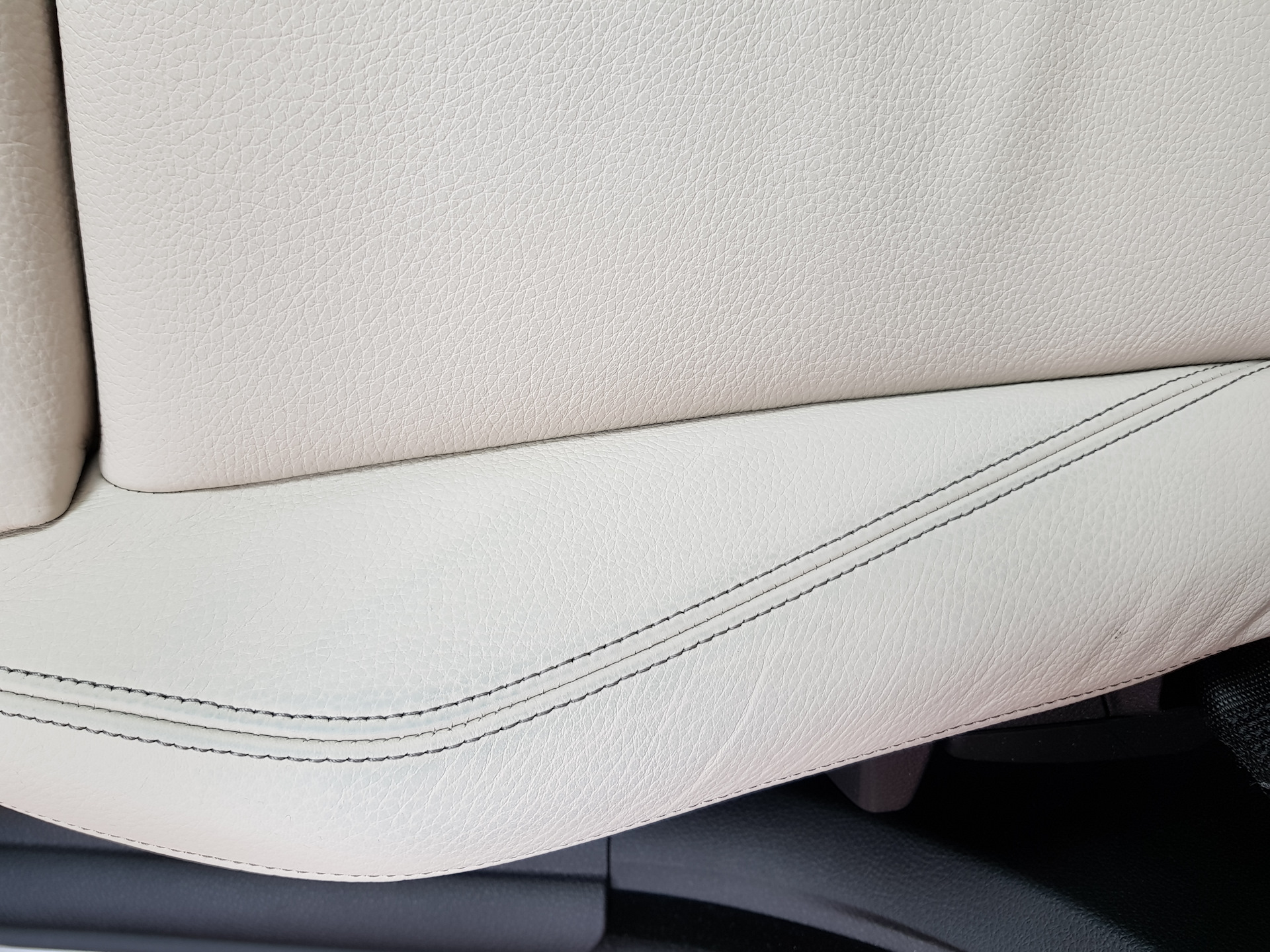 Можно ли белая кожа. Натуральная кожа белая. Разная пигментация кожи. Mazda 6 gh белый салон. Лада 015 белый салон кожа.