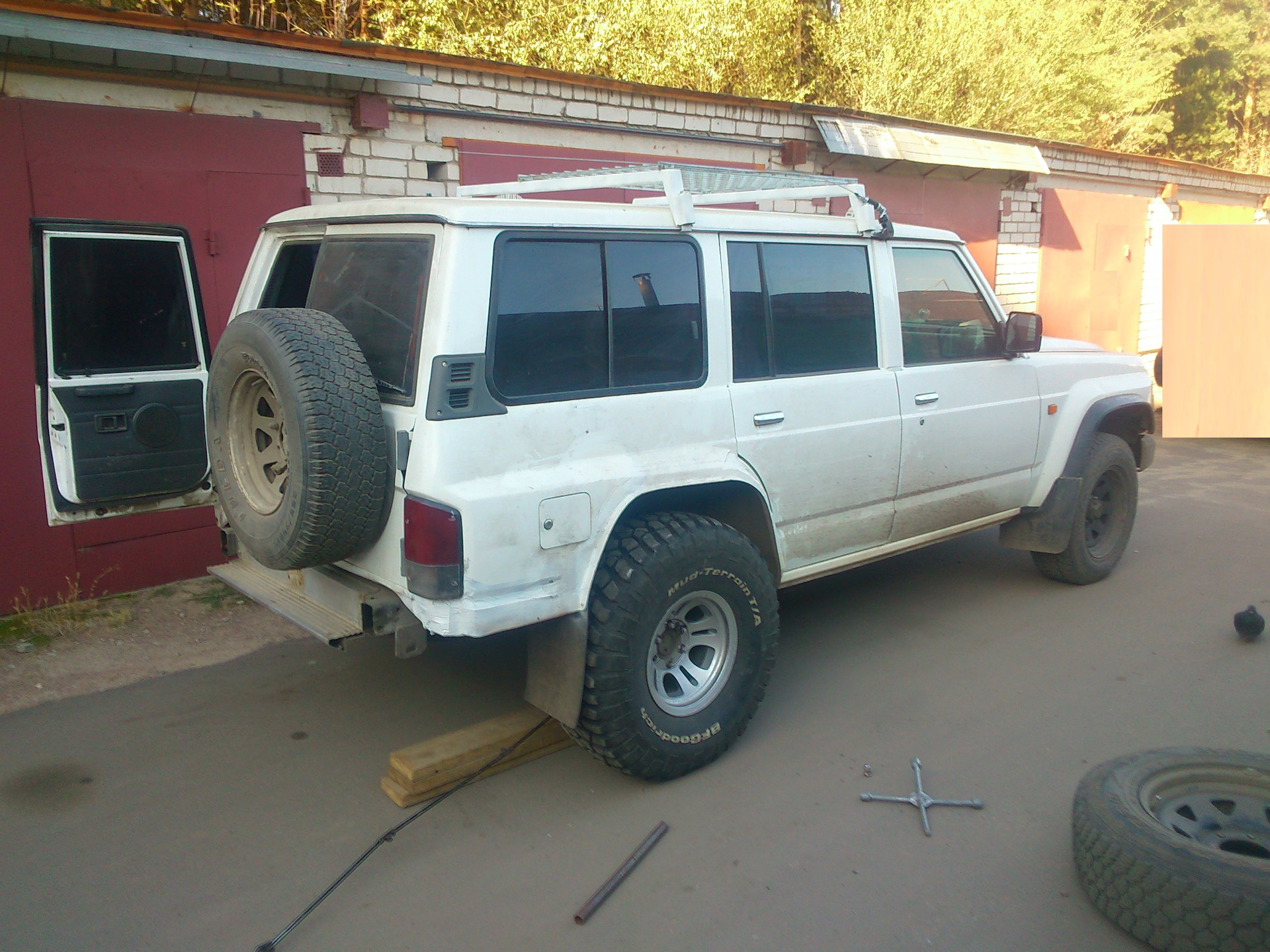Примерка 35-х Гудрич КМ2 — Nissan Patrol GR I (Y60), 2,8 л, 2001 года ...