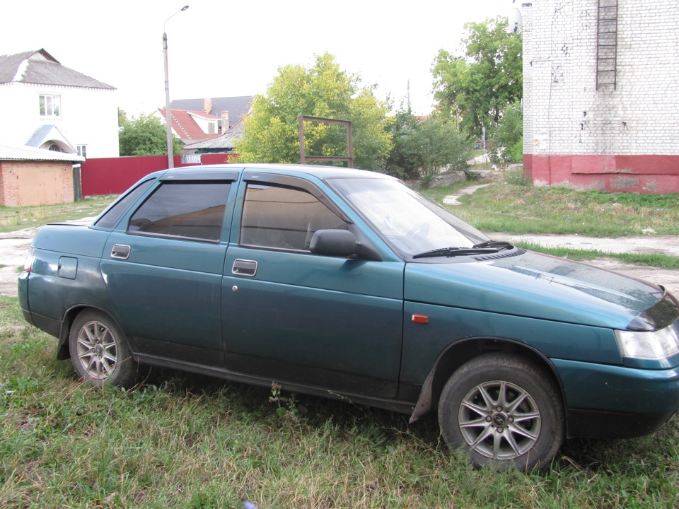 Авито машины брянск бу. ВАЗ 2110 1998. ВАЗ 2110 1998 зелёный. ВАЗ 2110 1998 года. ВАЗ 2110 изумруд металлик.