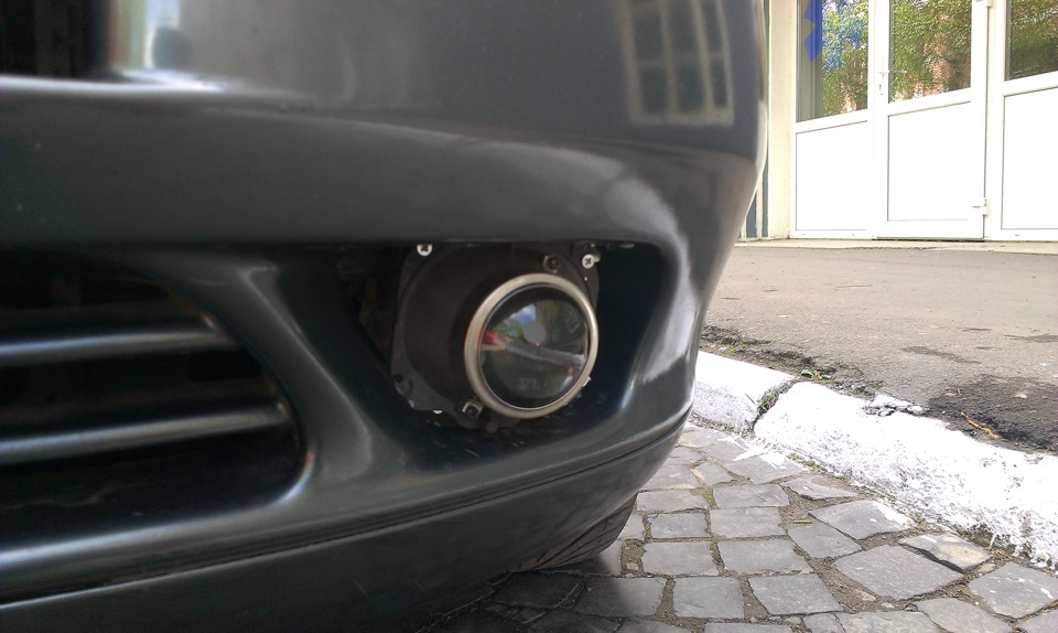 Крепление туманок под госномер. Противотуманки калина на уаз 2010. Врезка птф в бампер renault logan 1. Установка птф в бампер. Крепления под туманки в бампер уаз профи.