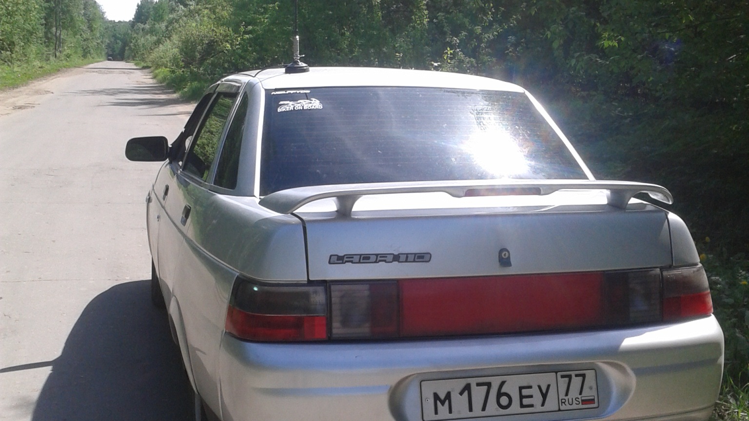 Спойлер на ваз 2110. Лип спойлер ваз 2110. Десятка спойлер. Спойлер 2н универсальный на ваз 2110. Ваз 2110 серебристая со спойлером.
