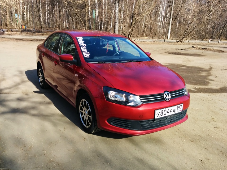 Поло цвета фото. Volkswagen Polo sedan красный. Polo sedan 2011 красный. Фольксваген поло седан 2011 красная. Фольксваген поло 2015 красный.