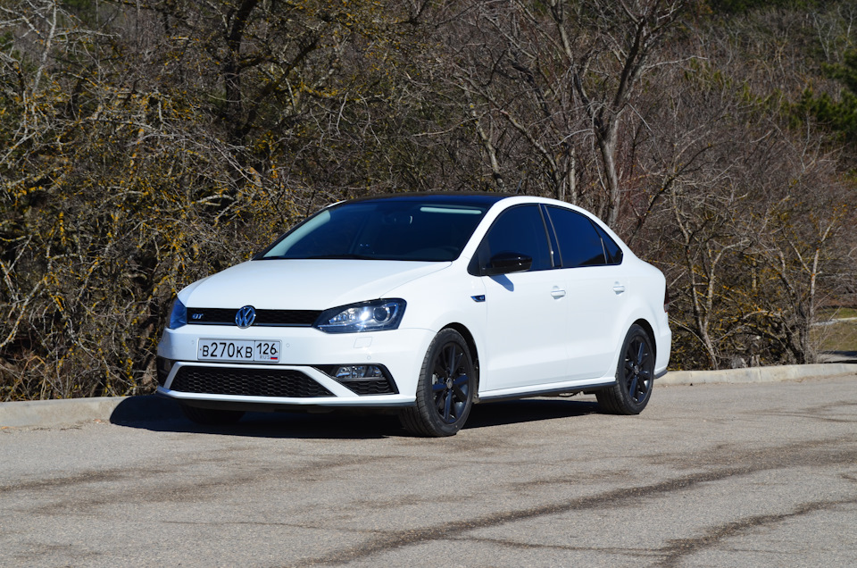 Р‘РµР»С‹Р№ VW Polo sedan gt