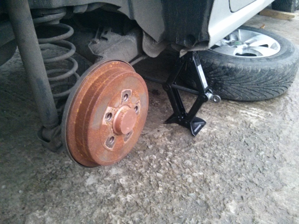 Покрасил тормозные барабаны — Skoda Fabia Combi Mk1, 1,2 л, 2006 года ...