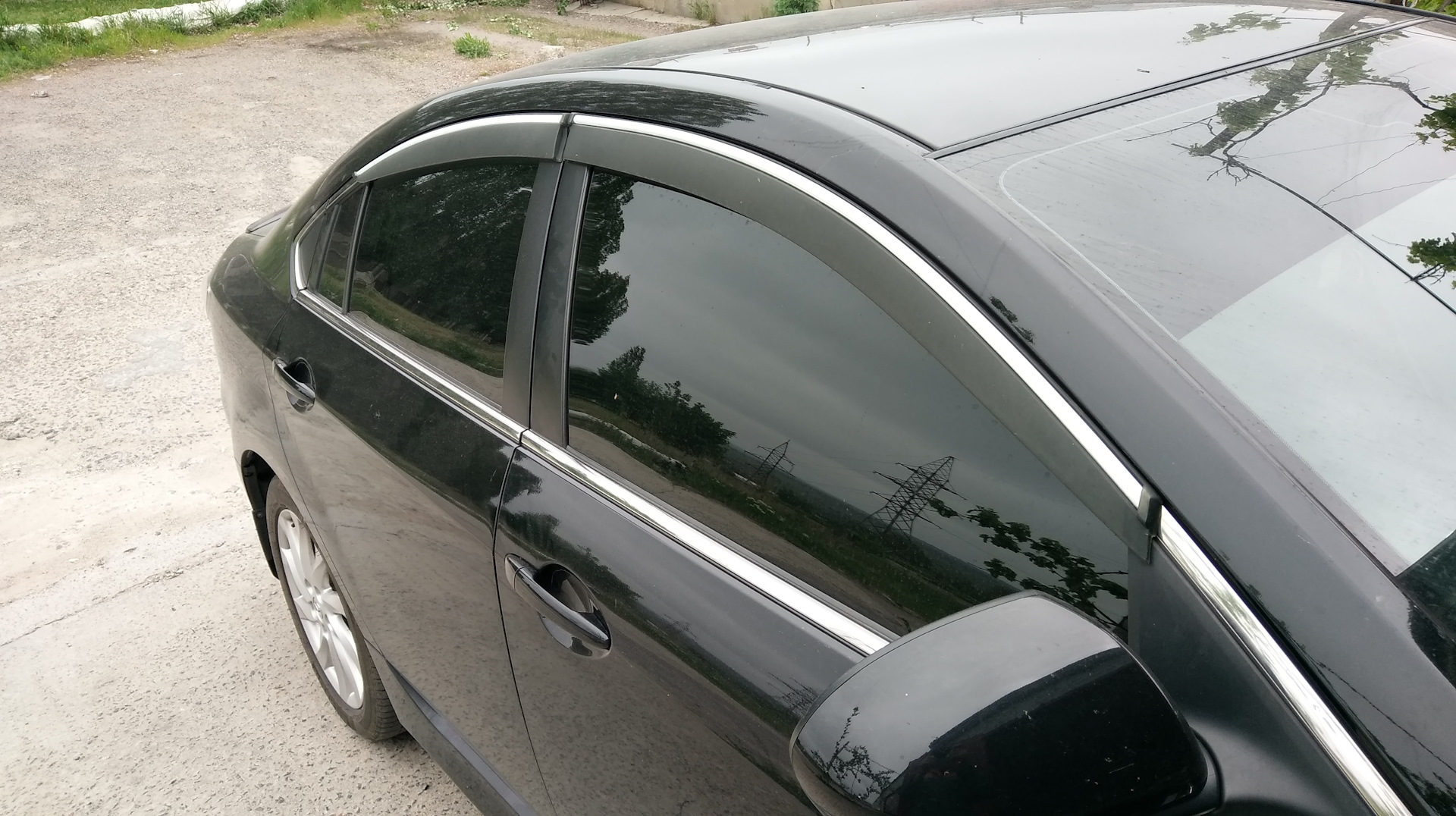 Ветровики додж караван 5. Дефлекторы воздуховодов кашкай j10. Крепление дефлектора окон. Крепления ветровиков на авто. Дефлекторы окон авео т300 хэтчбек.