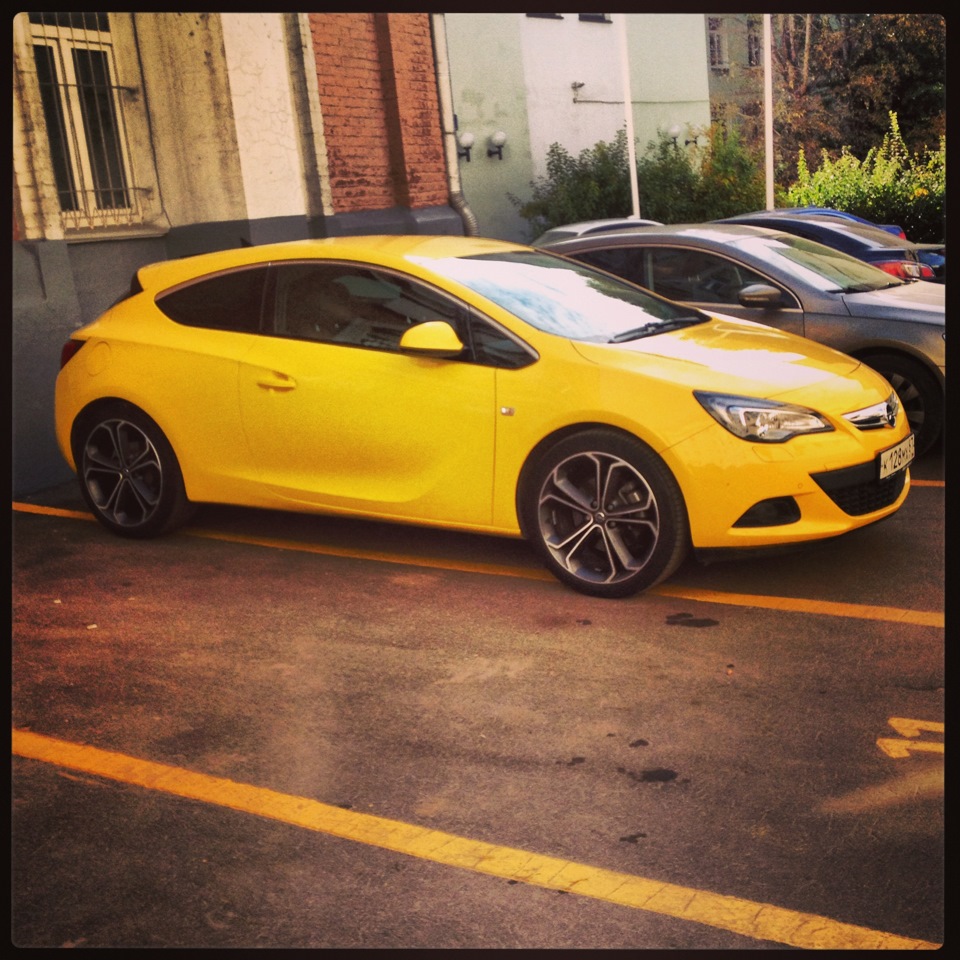 Opel Astra h GTC желтая