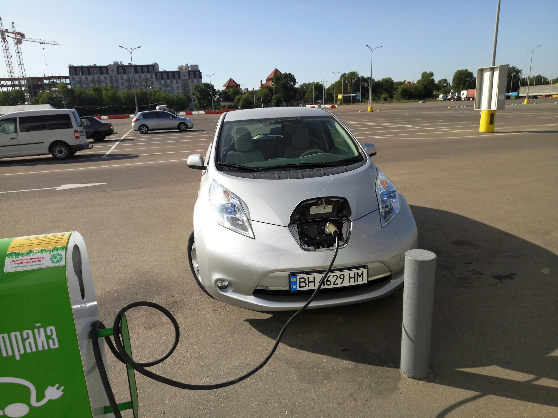 Nissan Leaf электромобиль зарядка