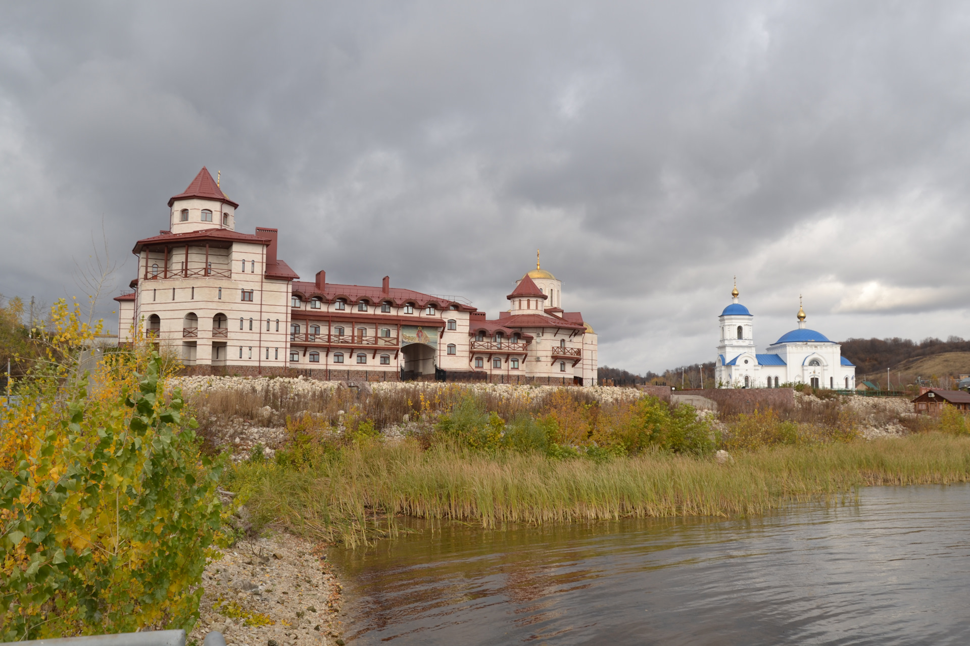 Монастырь со. Монастырь в Винновке Самарская. Монастырь Самарская лука Винновка. Винновка Самарская причал. Винновка Самарская область природа.