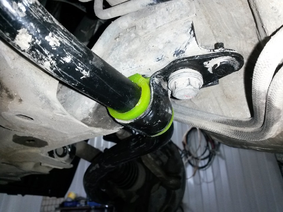 Пока мастера возились с рычагами, я быстренько поменял втулки стабилизатора. Втулки неразрезные, поэтому стаб смазывается литолом и втулка натягивается на свое место. — Renault Logan (2G)