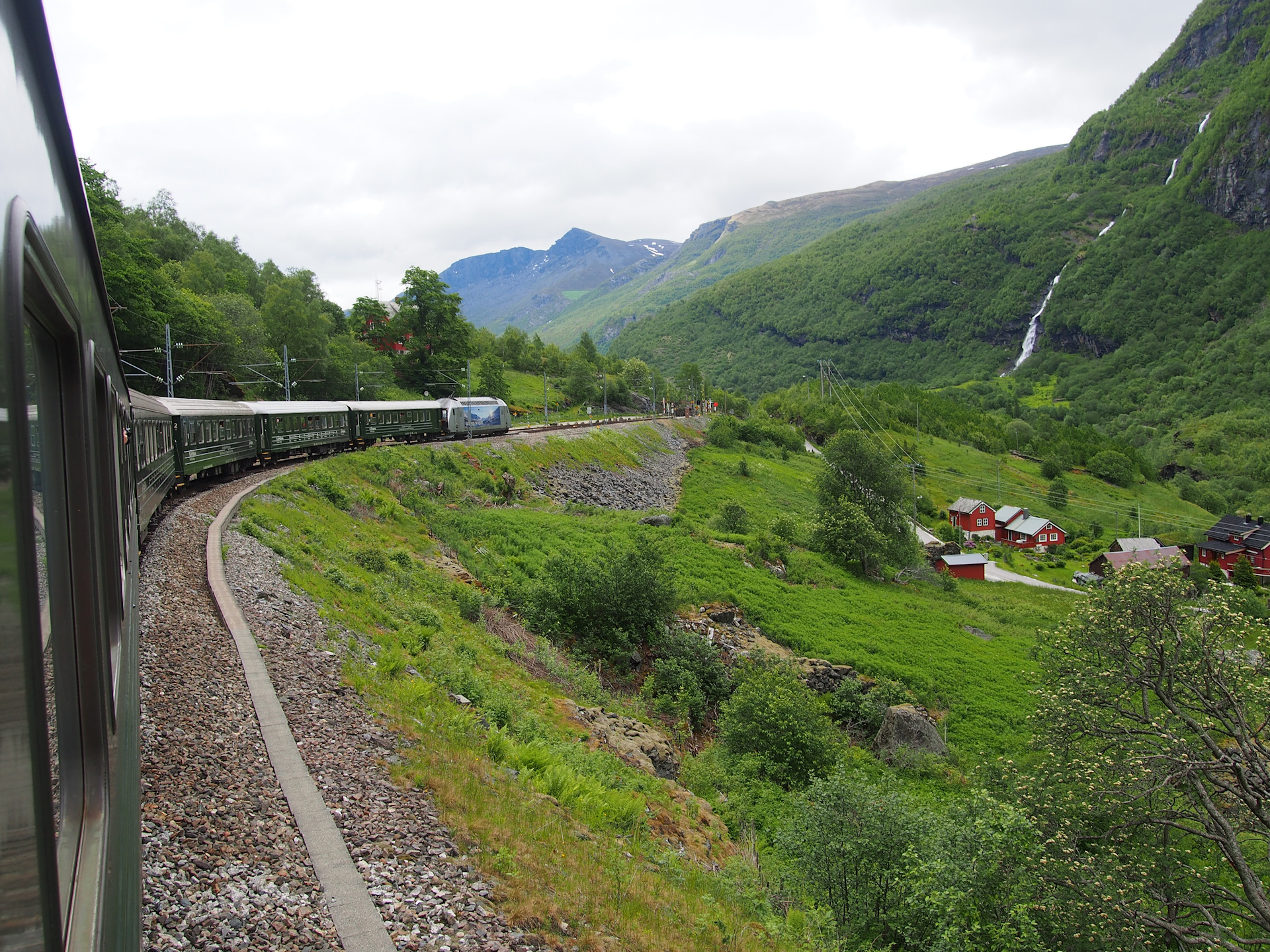 железные дороги норвегии. поезд флом норвегия. дорога флом норвегия. поезд флом норвегия. норвегия жд флом.