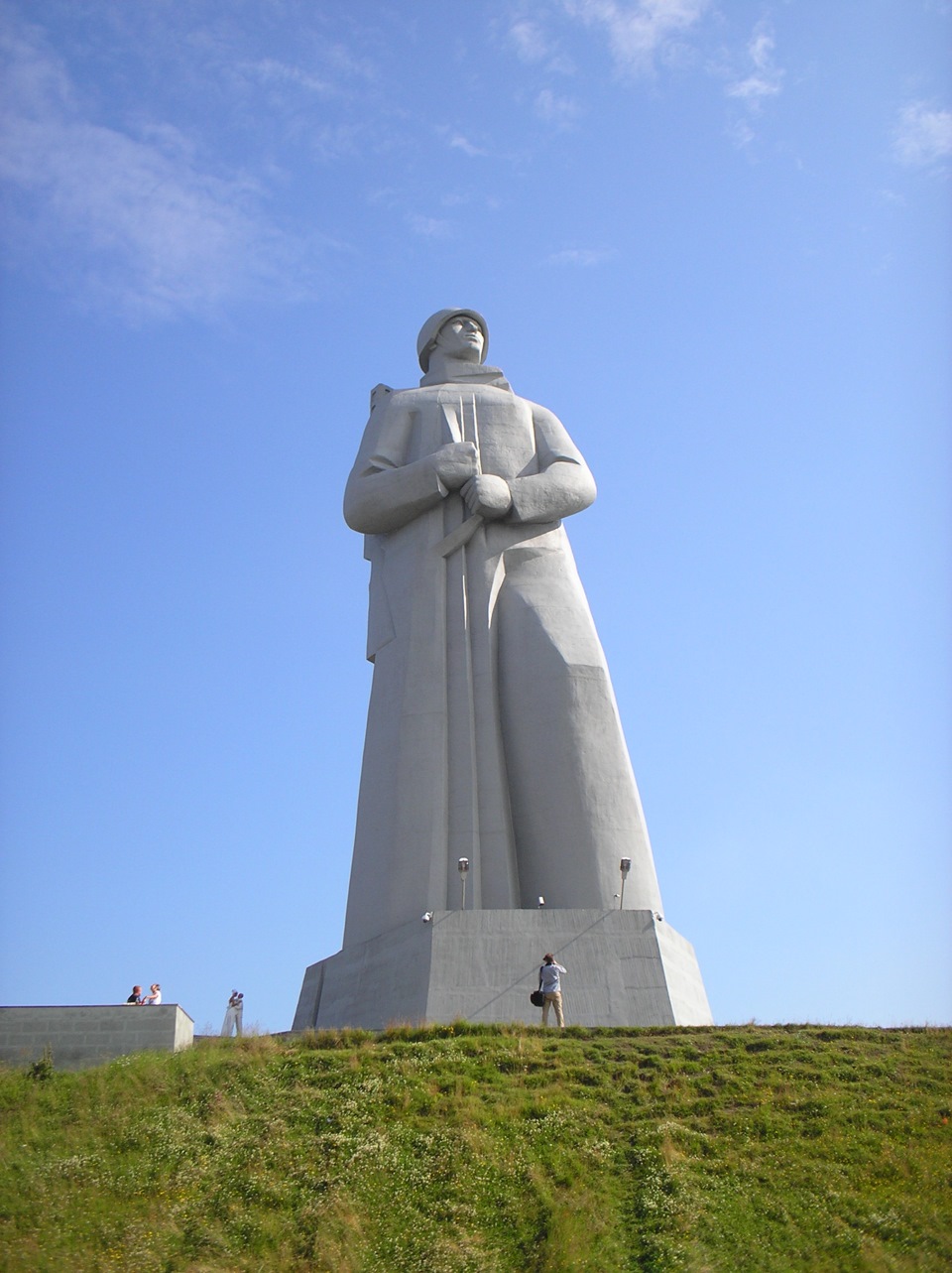 Мурманск памятники фото. Мемориал защитникам советского Заполярья. Памятник защитникам Заполярья Мурманск. Памятник защитникам советского Заполярья в Мурманске. Мурманск город герой памятники.