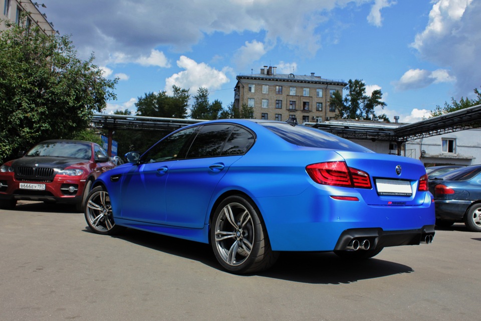 Синяя бмв м5. BMW m5 матовая. БМВ 530 синяя. БМВ м5 синяя матовая. БМВ м5 2021 синяя.