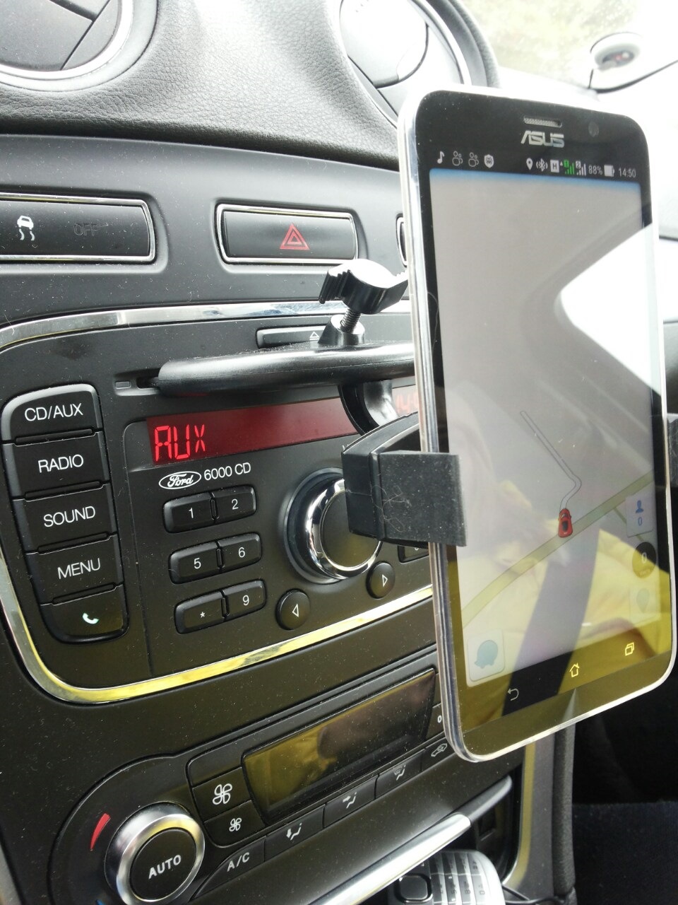 Удобный держатель для смартфона в CD слот — Ford Mondeo IV, 2 л, 2011 ...