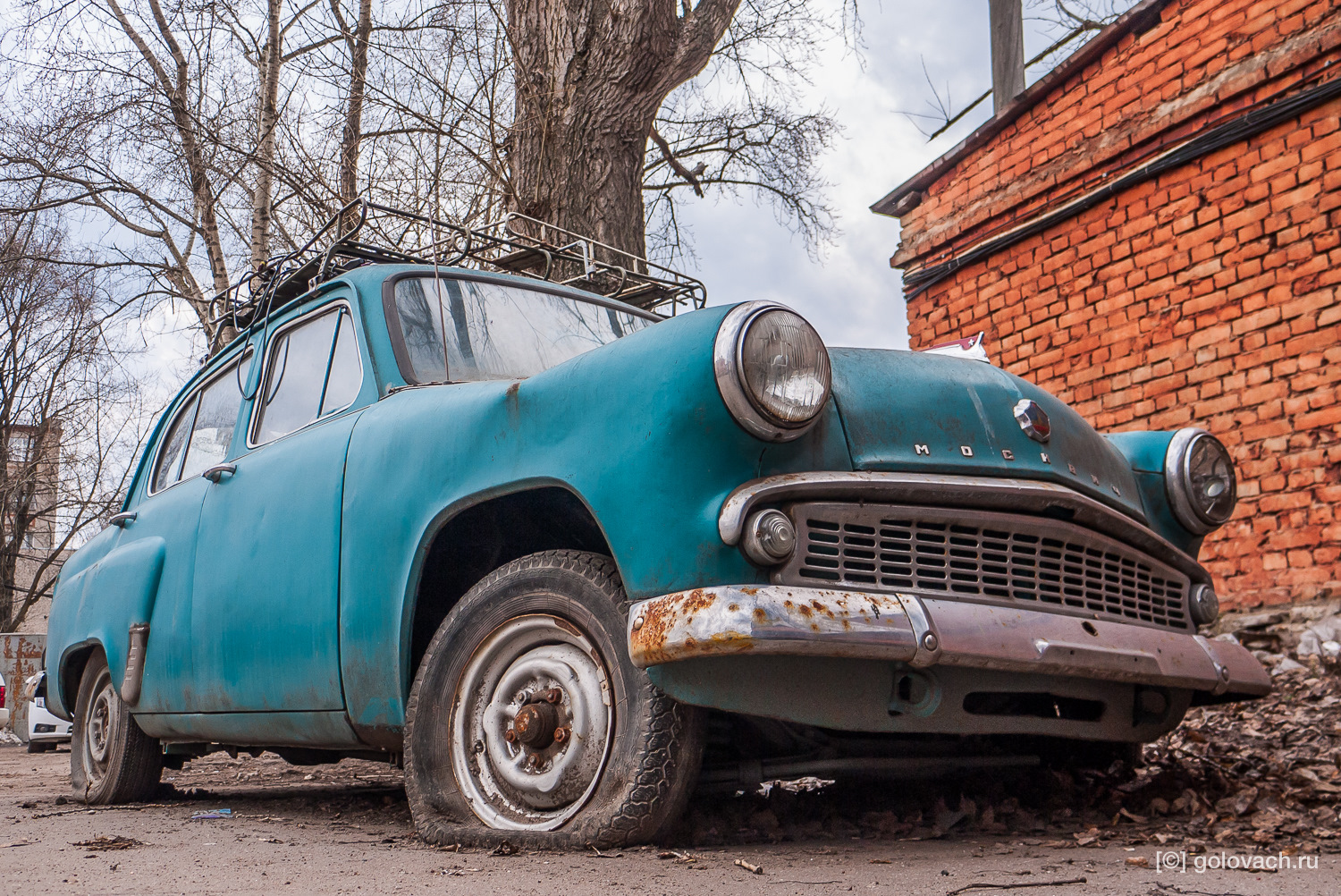 Машины старого образца. Старый Москвич. Старые москвичи авто. Автомобиль Москвич старый. Старенький Москвич.