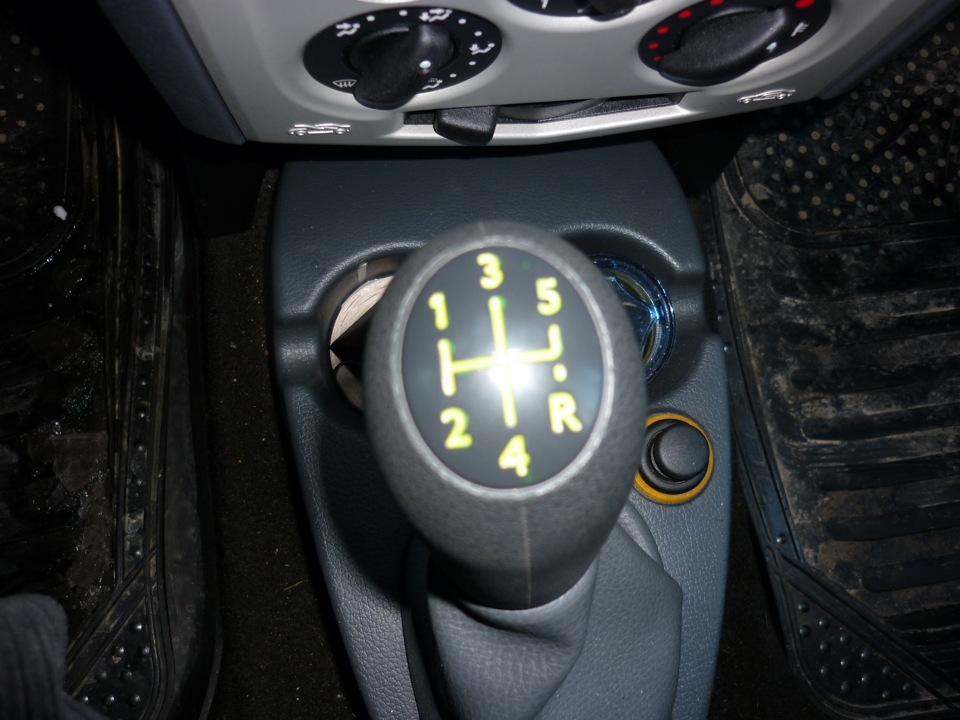 Свето накопительный яркий рычаг КПП. — Renault Logan (1G), 1,4 л, 2008 ...