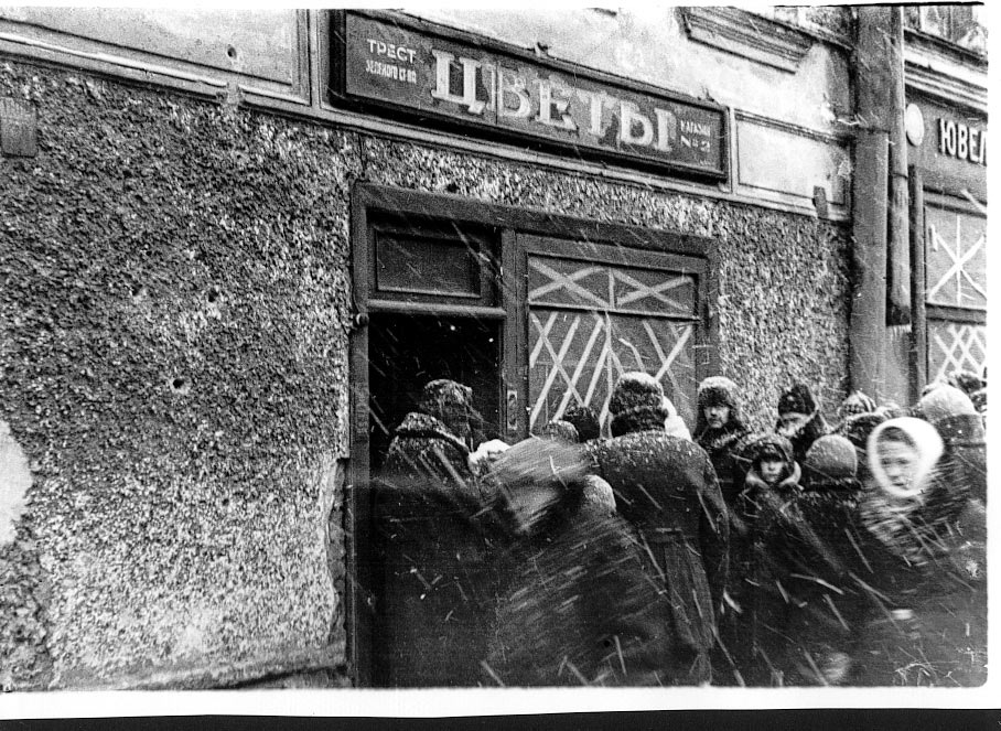 Голод улиц. Магазин Ленинграда 1942. Блокадный Ленинград фото.
