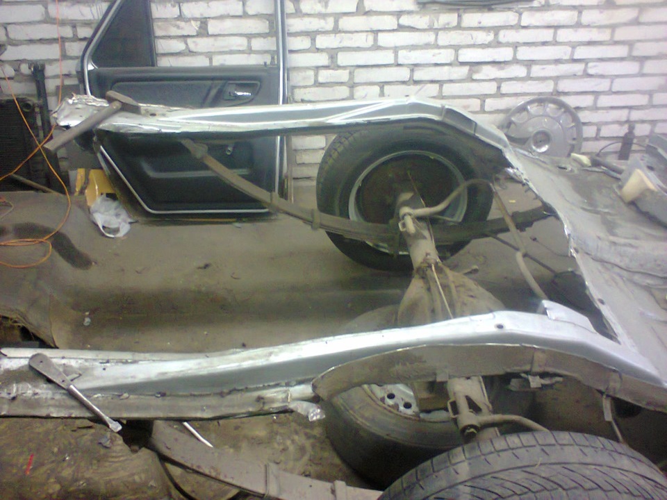 Кузов донор. Кузов газ 24 армения. Много машин во дворе. Конструкция кузова сааб 1980 года. Мосты тлк 80 на уаз.