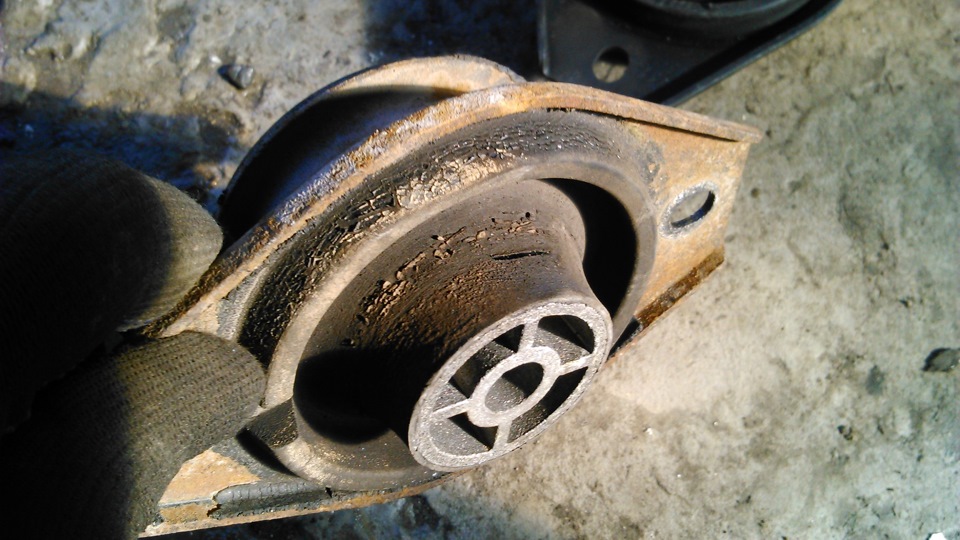 Рено талисман нижняя опора двигателя. Опоры двигателя ваз 2109. Неисправна подушка двигателя ваз 2110. Неисправность нижней опоры двигателя. Опоры двигателя ваз 2110 16 клапанов.